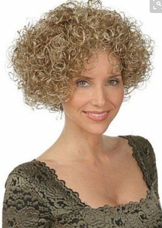 Collection  21 plus belles images coiffure courte frisée femme 50 ans