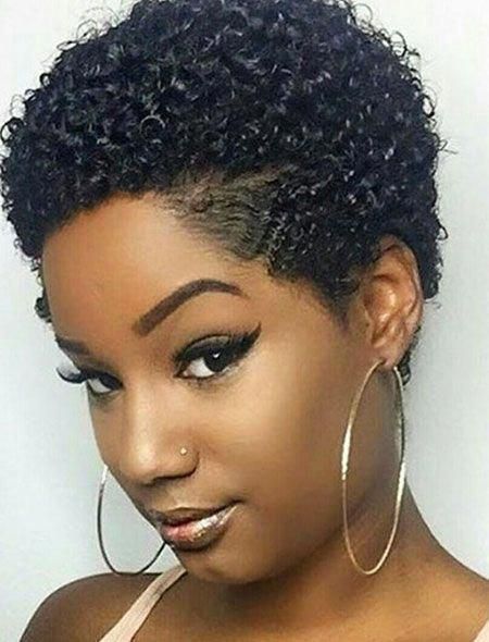 coiffure courte frisées femme noire