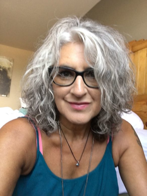 coiffure courte femme à lunettes cheveux gris