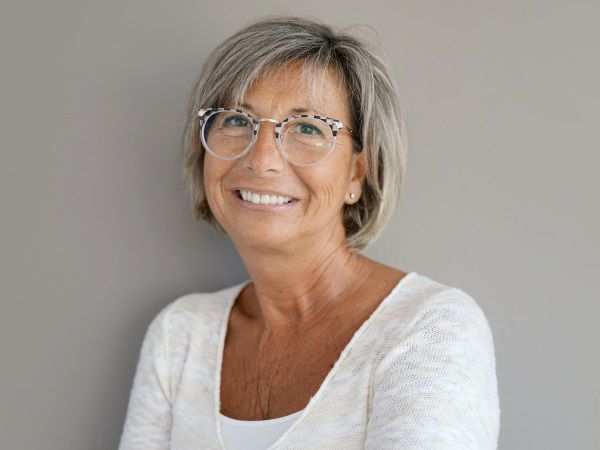 coiffure courte moderne pour femme de 60 ans lunettes
