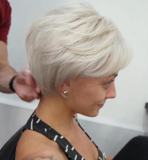 coiffure courte moderne femme 70 ans visage carre