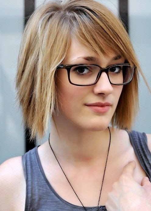 coiffure courte femme à lunettes