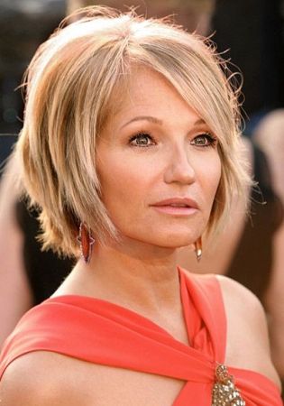 coiffure courte moderne pour femme de plus de 50 ans