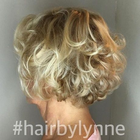 coiffure courte frisée femme de de 60 ans