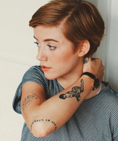 coiffure courte femme tatouages