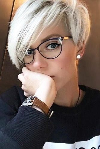 coiffure courte femme à lunettes