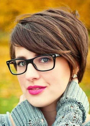 coiffure courte pour femme a lunettes